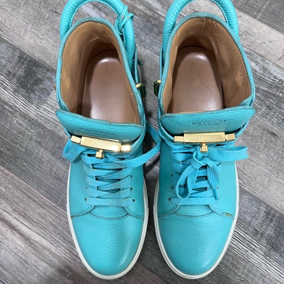 No longer wear then used to be his favorite shoes. - Picture 2 of 6